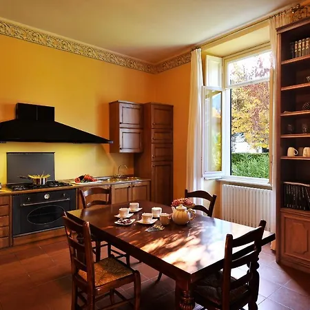 Sleeps 8 Lägenhet Menaggio