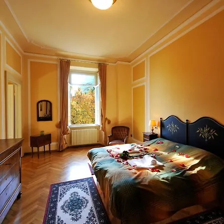 Sleeps 8 Lägenhet Menaggio